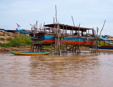 evler Stilts üzerinde göl tonle sap Kamboçya