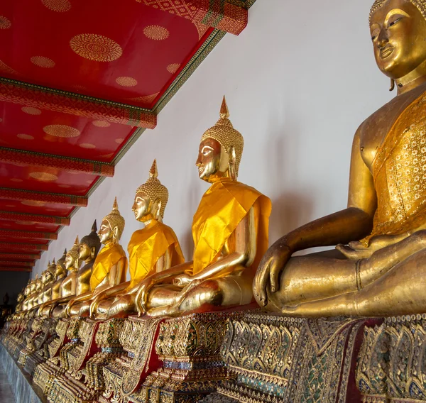 Wiersz posągów Buddy w świątyni wat po — Zdjęcie stockowe