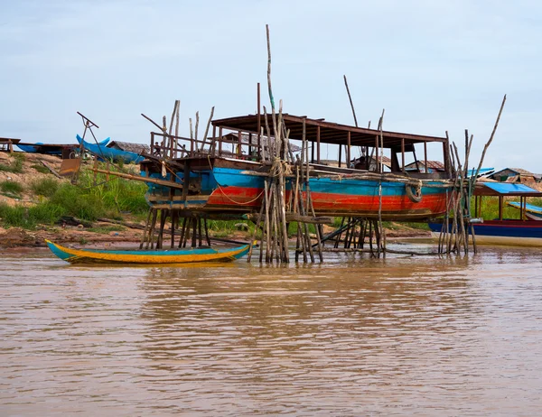 Domy na kůlech na jezeře tonle sap Kambodža — Stock fotografie
