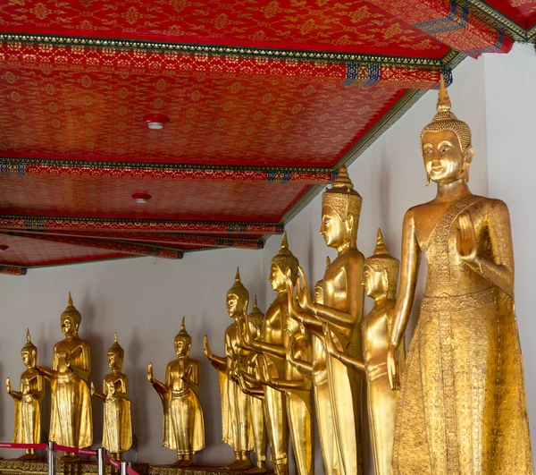 Buda heykelleri wat po tapınağında satır — Stok fotoğraf