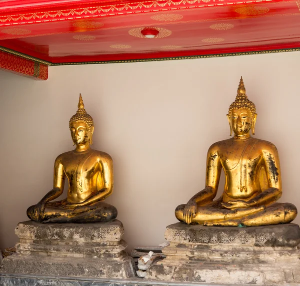 Pareja de estatuas de buddha en el templo de Wat Po — Foto de Stock