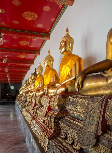 Fila de estatuas de buda en el templo de Wat Po — Foto de Stock