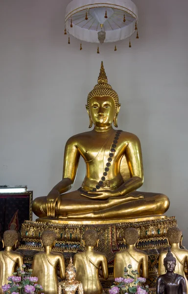 Jeden kwiecisty posąg Buddy w świątyni wat po — Zdjęcie stockowe