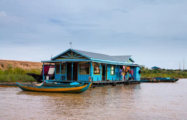 Будиночки на палях на озері Тонлесап Камбоджі — стокове фото