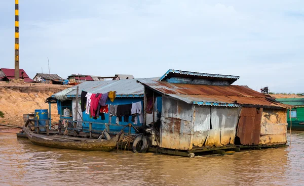 Casas em palafitas no Lago Tonle Sap Camboja — Fotografia de Stock