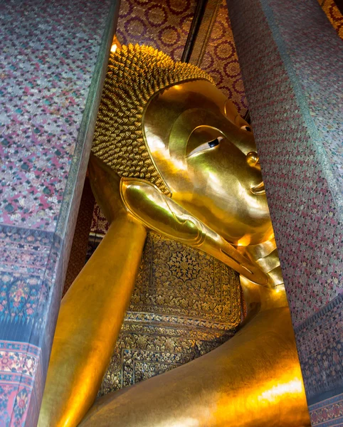 Ležící buddha na wat po Thajsku — Stock fotografie