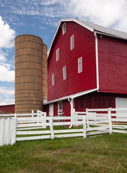 Granero pintado rojo tradicional de Estados Unidos en la granja — Foto de Stock