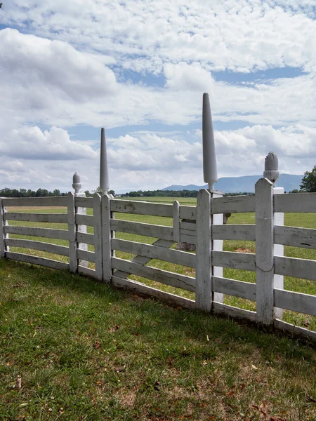 White picket fence in garden to rural meadow — Stock Photo, Image