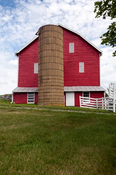 Traditional US red painted barn on farm — Stock Photo, Image