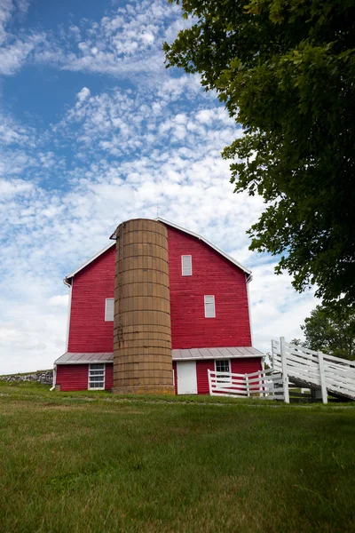 Grange peinte rouge américaine traditionnelle à la ferme — Photo