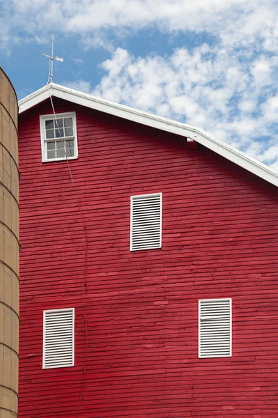 Geleneksel bize kırmızı boyalı ahır çiftlik — Stok fotoğraf