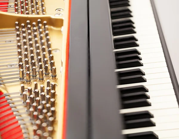 Interior de piano de cola con teclas — Foto de Stock