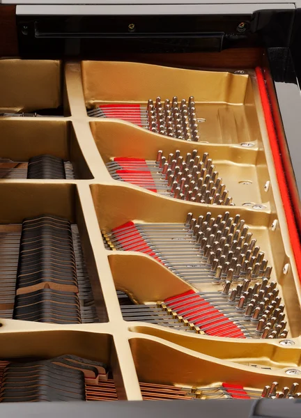 Интерьер рояля со струнами — стоковое фото
