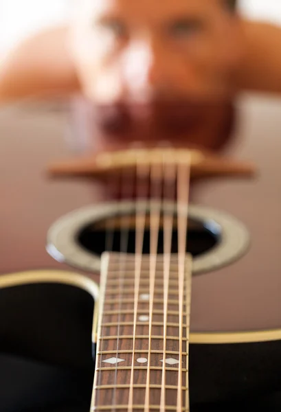 Melihat ke bawah fretboard gitar untuk menghadapi — Stok Foto