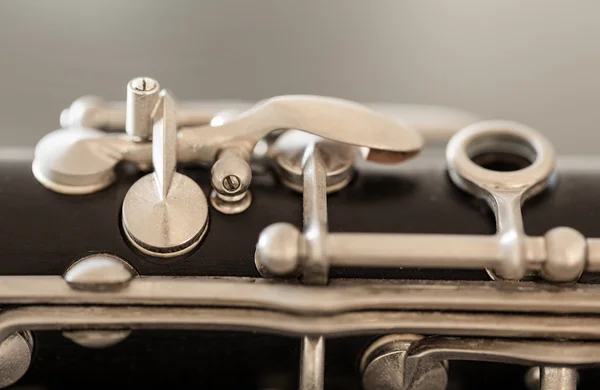 Макроизображение клавиш и клавиатур кларнета — стоковое фото