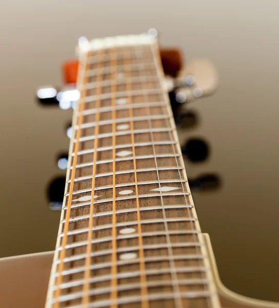 Ver abajo el diapasón de la guitarra — Foto de Stock