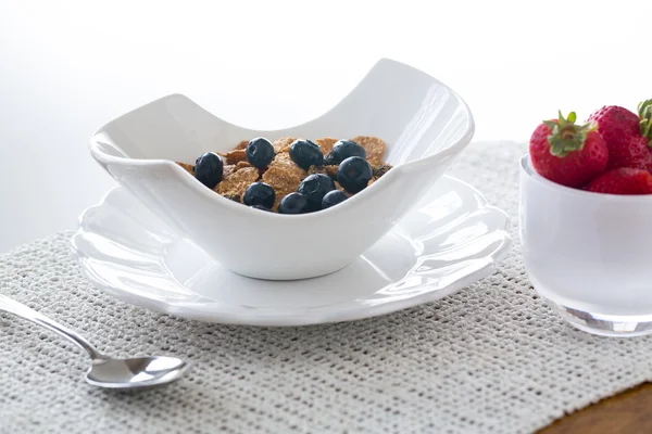 Frukost med bran flakes blåbär — Stockfoto