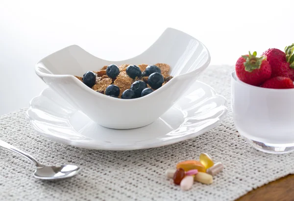 Breakfast of bran flakes blueberries — Stock Photo, Image