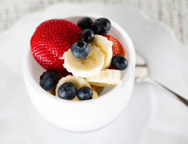 Ontbijt van bosbessen aardbeien-banaan — Stockfoto
