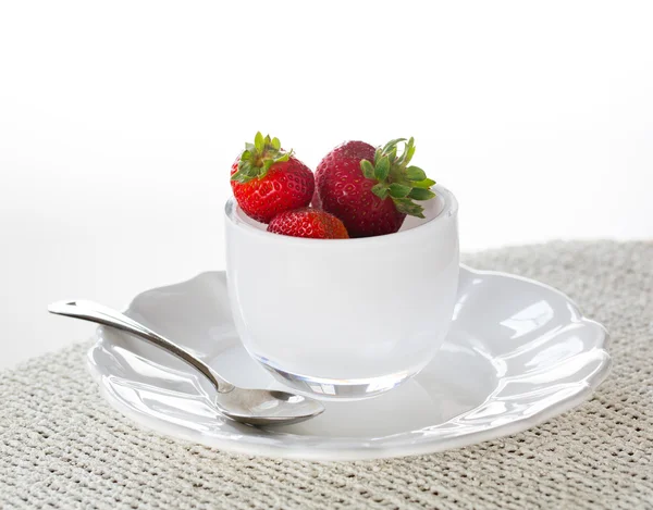 Ontbijt van aardbeien in glas schotel — Stockfoto