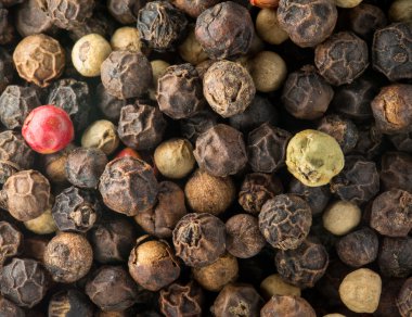 Makro fotoğraf karışık kırmızı, beyaz ve siyah biber tohumu