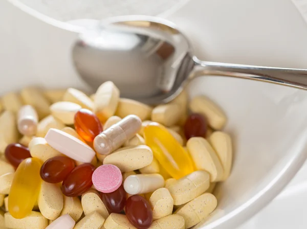 Vitamins in bowl of tablets — Stock Photo, Image