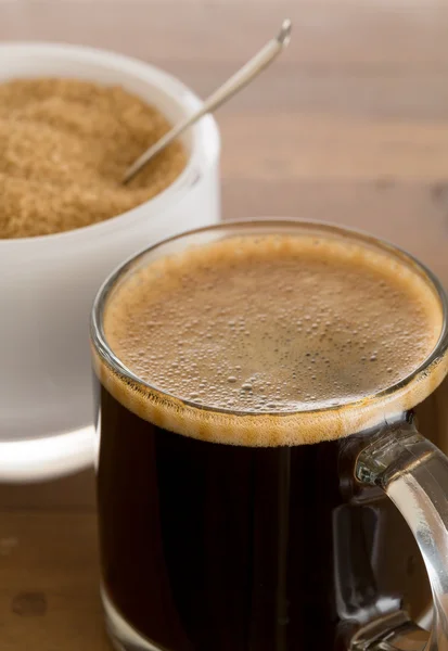 Svart kaffe och skum i glas Mugg med socker — Stockfoto