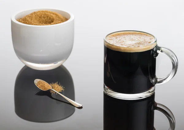 Siyah kahve ve şeker ile cam kupa köpük — Stok fotoğraf