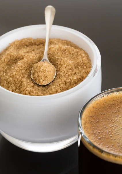 Чорна кава і фриз у скляній чашці з цукром — стокове фото