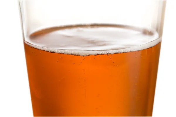 Склянка холодного золотого пива з фокусом на краю — стокове фото