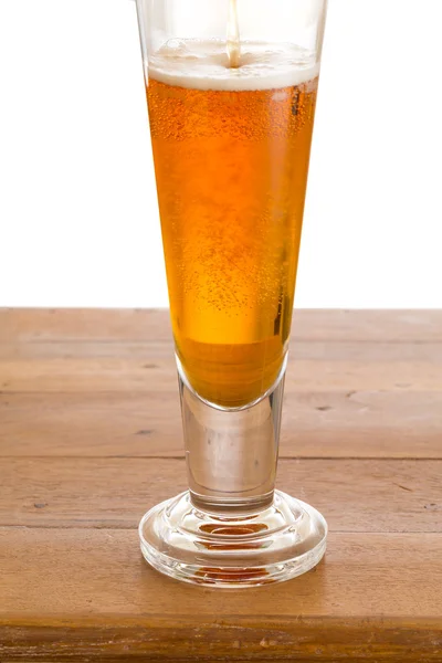 Copo de cerveja dourada fria na barra de madeira — Fotografia de Stock