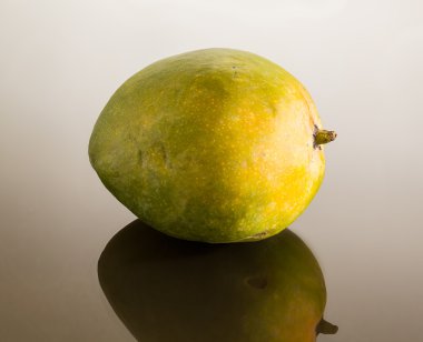ayna gibi yüzey üzerinde yeşil mango