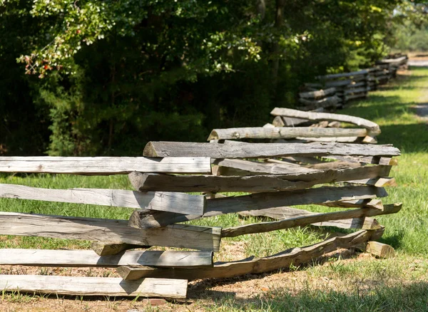 Спліт рейковий паркан за краєм лісу — стокове фото