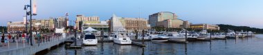 turistler, national harbor gün batımını izlemek.