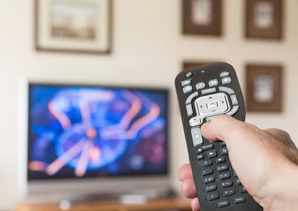 Närbild på TV-fjärrkontrollen med TV — Stockfoto
