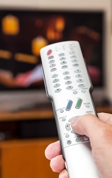 Close-up de TV controle remoto com televisão — Fotografia de Stock