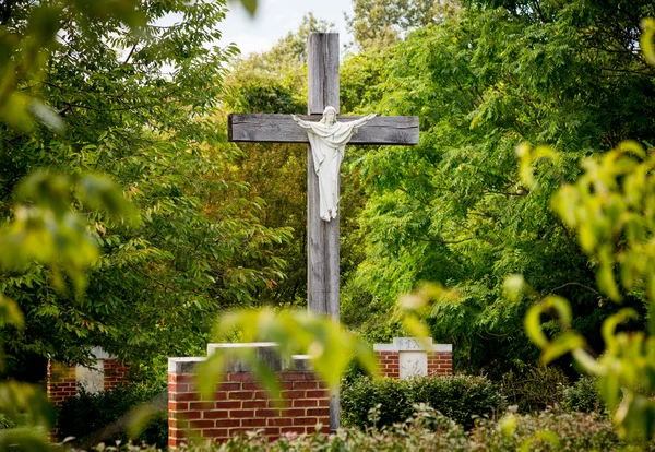 Statue of Jesus on cross in wooded garden — Stock Photo, Image