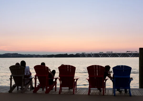 観光客はナショナル ハーバーから夕日を見る — ストック写真