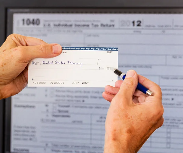 Formulário de imposto EUA 1040 para o ano de 2012 e cheque — Fotografia de Stock