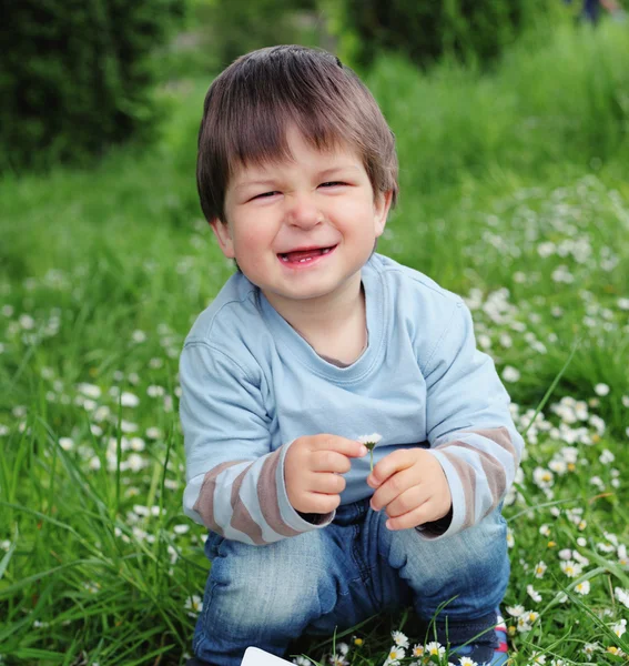 Счастливый мальчик — стоковое фото