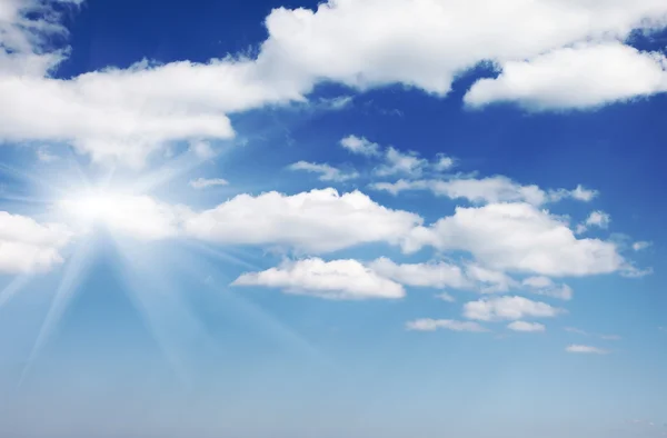 Moln i den blå himlen — Stockfoto