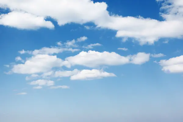 Хмари на блакитному небі — стокове фото