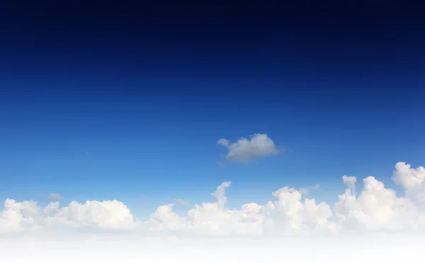 Nuvole nel cielo blu — Foto Stock