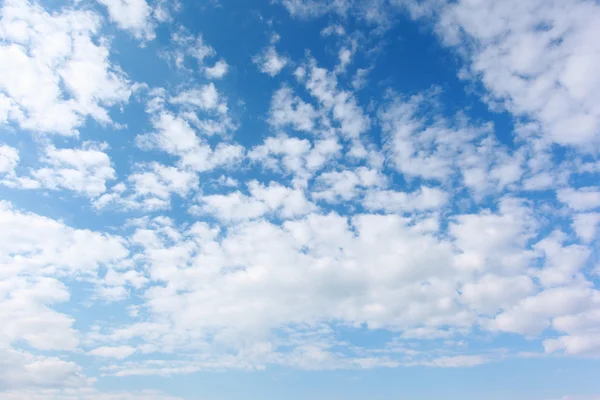 Σύννεφα στον γαλάζιο ουρανό — Φωτογραφία Αρχείου
