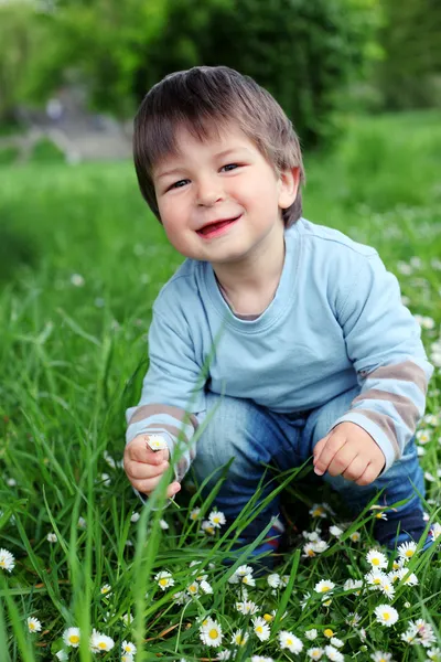 Glücklicher kleiner Junge — Stockfoto
