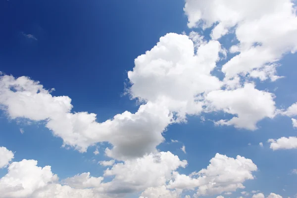 Wolken am blauen Himmel — Stockfoto