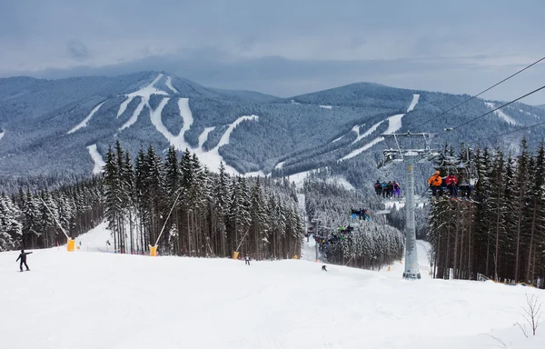 Winter-Berglandschaft mit Skihang — Stockfoto