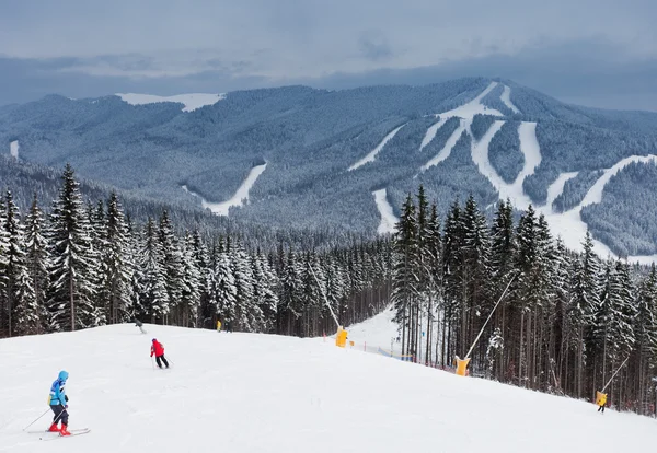 Зимовий гірський пейзаж з гірськолижним схилом — стокове фото
