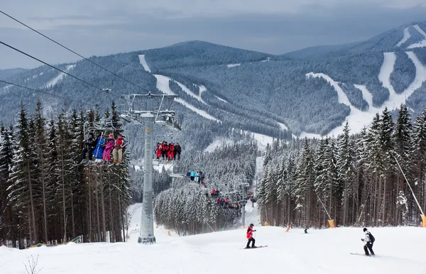 冬のスキー斜面と山の風景 — ストック写真