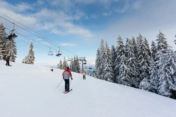 Paisagem de montanha de inverno com declive de esqui — Fotografia de Stock